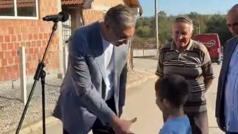 VUČIĆ U LAJKOVCU SREO MALOG TOMU: Hvala na poklonu, junačino!