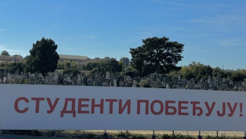 ХИТ БЛОКАДЕРА: Транспарент “Студенти побеђују” поставили на гробље