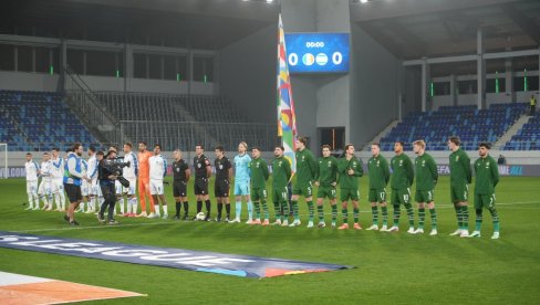 HAOS U SVLAČIONICI U SRBIJI, UEFA POKRENULA ISTRAGU: Fudbaler navodno pljunuo trenera