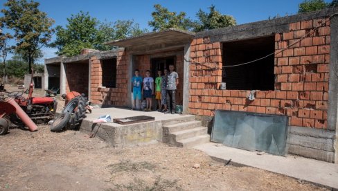 ЗИДАР ЈЕСАМ, АЛИ О СВОЈОЈ КУЋИ МОГУ ЈЕДИНО ДА МАШТАМ: Породици Мегић потребна помоћ добрих људи да доврше давно започети кров над главом
