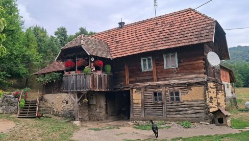 SELO KOMORA ROĐENO IZ SRCA HRASTA: Mesto neobičnog imena na Baniji još čuva deo najvrednijeg blaga srpskog narodnog graditeljstva (FOTO)
