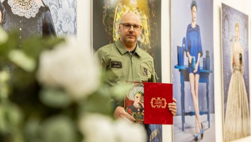 BOGATSTVO NARODNIH NOŠNJI BALKANA: U Muzeju u Bačkoj Palanci izložba modnog fotografa Pavela Surovog