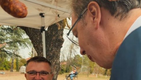 UŽIVANJE NA SRPSKI NAČIN: Vučić probao sremačke čvarke u srcu Šumadije