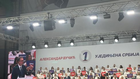 ZOVI ANĐELE, ACO SRBINE, DA NAS NIKAD NE RASTAVE Orila se pesma Merime NJegomir u Kragujevcu - pa i Vučić zapevao (VIDEO)