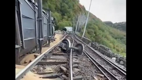 JEZIVA NESREĆA U HRVASTKOJ: Vozaču otkazale kočnice, 11 vagona se survalo u provaliju (VIDEO)