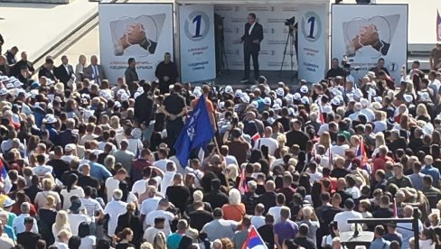 ACO, SRBINE I POBEDA, POBEDA: Veliki broj građana dočekao Vučića u Leskovcu, osvanuo i transparent Gospodar Vučić (FOTO)
