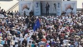 ACO, SRBINE I POBEDA, POBEDA: Veliki broj građana dočekao Vučića u Leskovcu, osvanuo i transparent Gospodar Vučić (FOTO)