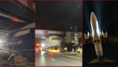 ДРАМА НА ПУТУ! Несвакидашња сцена - авион се ЗАГЛАВИО испод надвожњака (Видео)