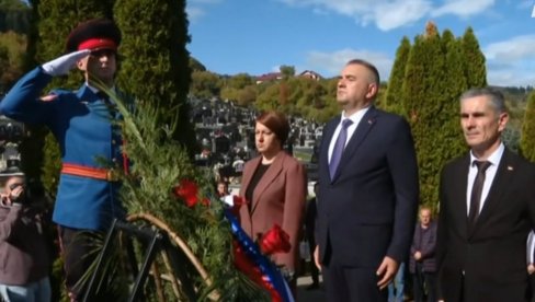 МРКОЊИЋ ГРАД ОДАЈЕ ПОЧАСТ СРПСКИМ ЖРТВАМА: Почело обележавање 31 године од прогона 120.000 људи из Крајине