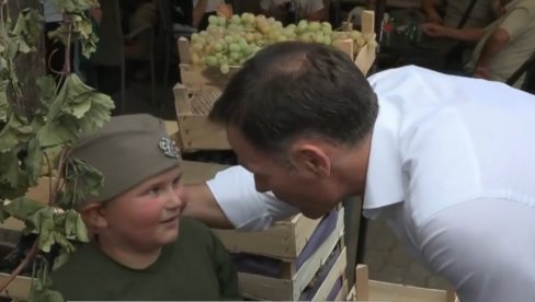 SINIŠA MALI NA OPLENAČKOJ BERBI: Proba, kupuje i razgovara sa građanima