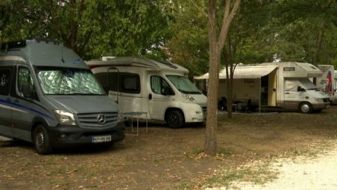 KAMPERI PRODUŽILI TURISTIČKU SEZONU: Na Belocrkvanskim jezerima postoje tri auto-kampa, koja i u jesen mame goste