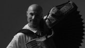 MUZIKA JE MOJ ŽIVOT: Aleksandar Aca Sofronijević u izdanju kao Brus Vilis (FOTO)