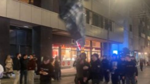 ФУНКЦИОНЕРИ СТУДЕНТСКЕ ЛИСТЕ У НИШУ НАСРНУЛИ НА МЛАДИЋЕ СА ЛИКОМ ГЕНЕРАЛА МЛАДИЋА: Војкан Младеновић их лично склањао (ВИДЕО)