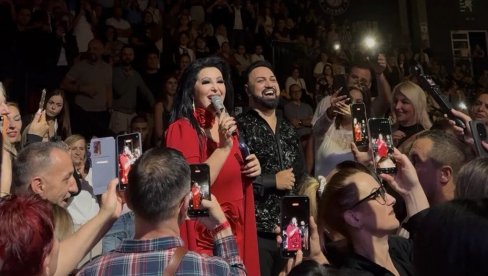 KADA JE SIŠLA MEĐU PUBLIKU, NASTAO JE DELIRIJUM: Dragana Mirković oduševila publiku u Beču, gde živi više od dve decenije (FOTO)