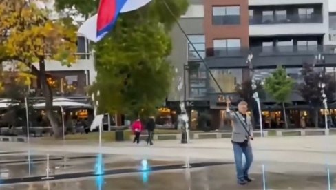 ŽELJKO HUBAČ USRED FONTANE MAŠE ZASTAVOM, BLOKADERI PLOČAMA ZAUSTAVLJAJU VODU! Snimci iz Leskovca izazvali lavinu podsmeha na mrežama