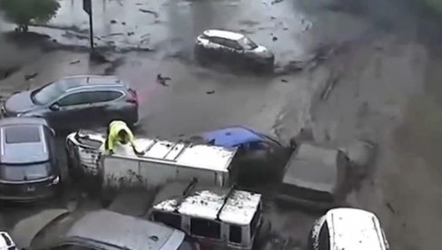 ВОЗАЧ КАМИОНА ЈЕДВА УСПЕО ДА СЕ СПАСЕ: Драматични призори разорних поплава, вода носи све пред собом (ВИДЕО)