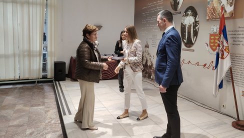 SUBVENCIJE ZA 217 DOMAĆINSTAVA: Ministarka Đedović Handanović uručila ugovore za energetsku sanaciju kuća i stanova u Kraljevu