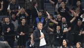 Ovacije u Areni za Sašu Ilića: Trener crno-belih došao da podrži košarkaše protiv Panatinaikosa (VIDEO)