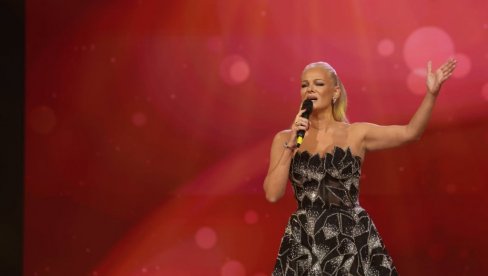 DIRNULA PUBLIKU NA SABORU NARODNE MUZIKE: Ilda Šaulić nastupila sa emotivnom pesmom Majčina molitva (FOTO)