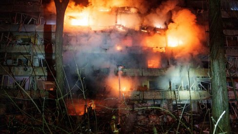 KIJEV U PLAMENU, RUSI SNAŽNO UDARILI: Balističke rakete sravnile stambenu zgradu, saveznici ponovo zaćutali (FOTO/VIDEO)