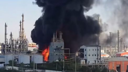 IZBIO OGROMAN POŽAR U FABRICI: Evakuisano 7.000 radnika (VIDEO)