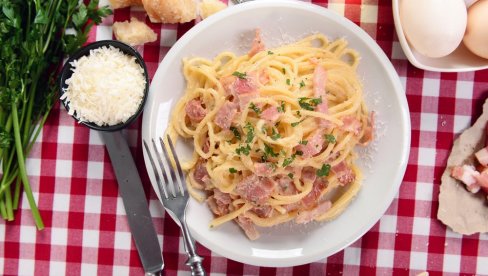 KAKO SE SPREMA ORIGINALNA KARBONARA? Italijani ne mogu da vide pavlaku za kuvanje