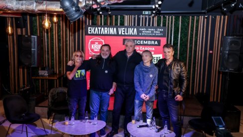 МИ ТО МОЖЕМО ЗАЈЕДНО: Музика Екатарине Велике и даље спаја генерације, а песме Милана Младеновића не губе на снази (ФОТО)
