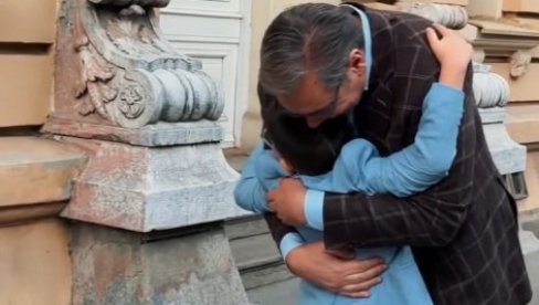 TOPAO DEČIJI ZAGRLJAJ I VUČIĆEVA PORUKA MALOM LUKI: Nastavi da se smeješ i budeš inspiracija i nama odraslima!
