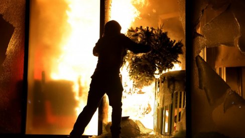GORE ZGRADE U CENTRU GRADA: Studenti demonstranti pale Tiranu - Pakao u prestonici Albanije (FOTO)