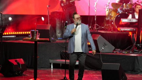 KONCERT PRAVIM ZBOG PUBLIKE, A NE ZBOG GOSTIJU: Fanovi sa Željkom Šašićem pevali uglas svaki stih (FOTO)