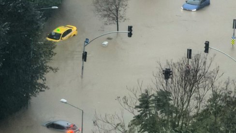 DETE STRADALO U STRAVIČNOJ POPLAVI: Kiša ne prestaje da pada, potresni prizori u Istanbulu (FOTO)