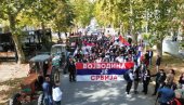 MLADOST SRBIJE KRENULA PEŠKE NA SKUP U NOVOM SADU: Nose jasnu poruku „Vojvodina je Srbija“ (FOTO)
