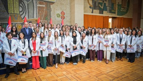 ODGOVORNA POLITIKA KOJA JE PREPOZNALA VAŽNOST ZDRAVSTVA: Uručeni ugovori o radu za 100 najboljih diplomaca medicine i 380 najboljih tehničara