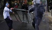 HAOS U ALBANIJI NE JENJAVA: Demonstranti u Tirani uklonili klupe na kojima je Rama ostavio pozivnice na dijalog