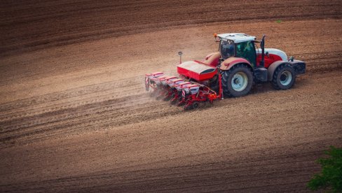SETVA PŠENICE KASNI U ŠUMADIJI: Evo kada bi traktori mogli u njive