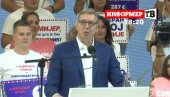 U PRIŠTINSKOM PARLAMENTU NOSE MAJICU STUDENTI POBEĐUJU : Vučić u Lazarevcu upozorio na brutalan rat protiv Srbije