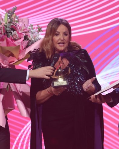 PRIZNANJE ZA TRAJANJE, PESMU I OČUVANJE MUZIČKOG NASLEĐA: Ana Bekuta dobila „Zlatnu pticu“ - Nagrada za vernost narodnoj muzici (FOTO)