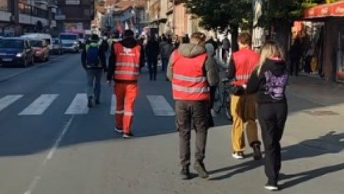 IMAJU KONJA, A IDU PEŠKE! Društvene mreže bruje od smeha zbog blokaderske šetnje: Što ga ne jašete?”