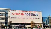 БРУКА И СРАМОТА! Црвена фарба просута по транспаренту Србија побеђује у Новом Саду (ФОТО/ВИДЕО)