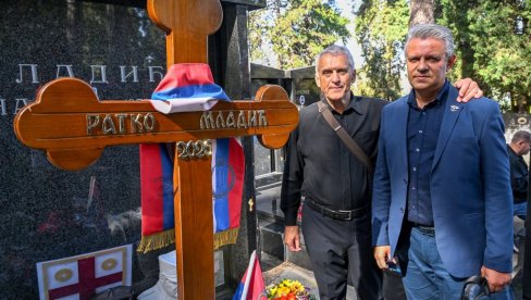 UZ RATKA MLADIĆA I KROZ KIŠU METAKA: Dušan Maran i Saša Jovanović, posada helikoptera, koja je četiri godine prevozila generala po ratištima