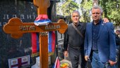 УЗ РАТКА МЛАДИЋА И КРОЗ КИШУ МЕТАКА: Душан Маран и Саша Јовановић, посада хеликоптера, која је четири године превозила генерала по ратиштима