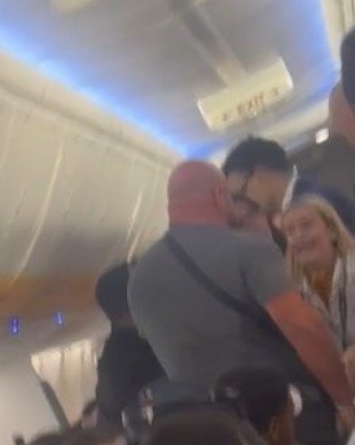 PUTNIK NAPRAVIO OPŠTI HAOS NA LETU: Izbila tuča, pojavio se snimak drame neposredno pre sletanja (VIDEO)