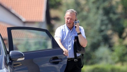 Sahranjena žena Žike Nikolića: Belo cveće za Zoranu s kojom je podelio 38 leta