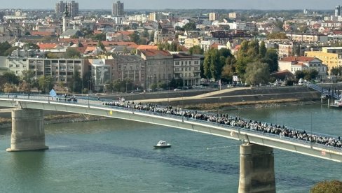 VOJVODINA KRENULA KA NOVOM SADU: Nepregledna kolona građana prelazi Varadinski most da podrži Ujedinjenu Srbiju! (FOTO)