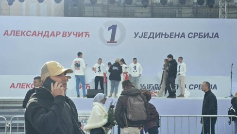 ПРИЈАТНА АТМОСФЕРА У НОВОМ САДУ: Наступа Гарави сокак (ВИДЕО)