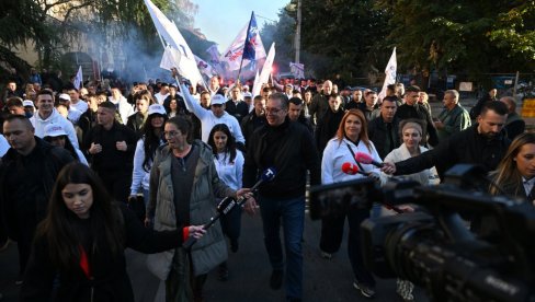 VUČIĆ BRZIM VOZOM DOŠAO U NOVI SAD: Stigao peške na miting, usput ga sačekao Robert Fico - reke ljudi se slile u centar grada (VIDEO)