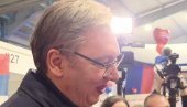 OJ VUČIĆU NAŠE DESNO KRILO: Krajišnici u Kovilovu iznenadili Vučića pesmom (VIDEO)