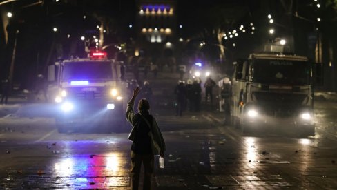 LOM U TIRANI: Policija gađa demonstrante gumenim mecima, na ulicama zavladao opšti haos (FOTO)