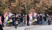 SKANDAL U INĐIJI: Na štandovima Studentske liste umesto studenata maloletna deca?! Građani besni, ovo nije prvi put! (VIDEO)