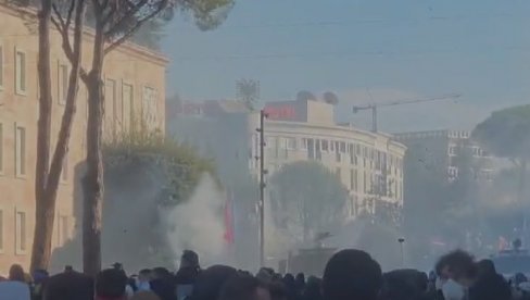 У ТИРАНИ ДИВЉАЦИ ПАЛЕ АМБАСАДУ РУСИЈЕ: Дивљаци уништавају све пред собом, разорили дипломатско представништво (ВИДЕО)